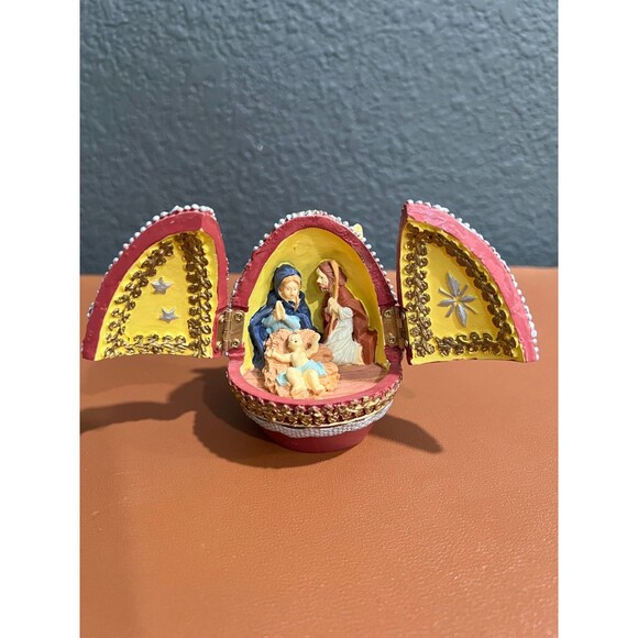 Vintage Elegant Nativity Scene in Opening Egg Festive Christmas Decoration - Picture 1 of 6